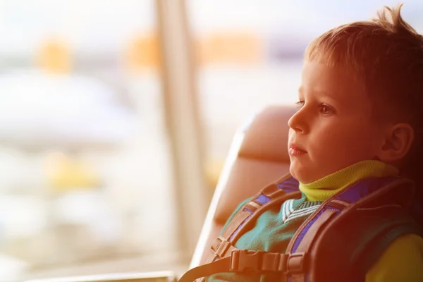 Niño esperando en el aeropuerto — Foto de Stock