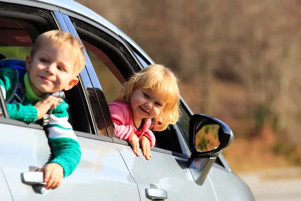 Szczęśliwy mały chłopiec i dziewczynka podróż samochodem — Zdjęcie stockowe