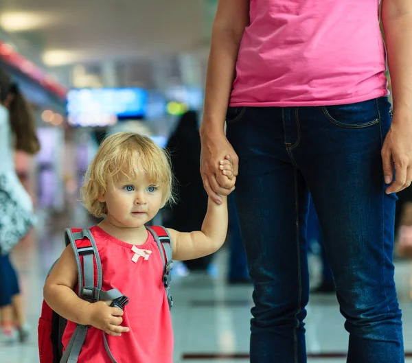 Madre e hija pequeña caminando en el aeropuerto — Foto de Stock