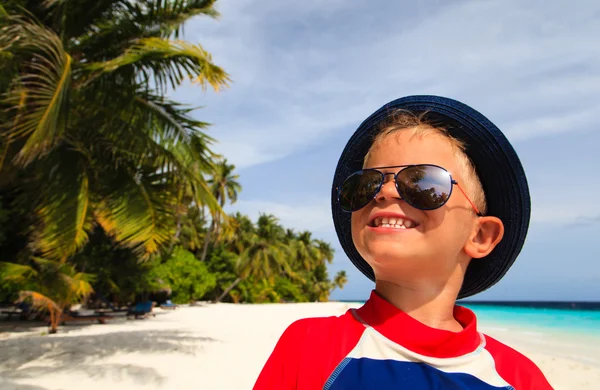 Szczęśliwy chłopiec na wakacje na tropikalnej plaży — Zdjęcie stockowe