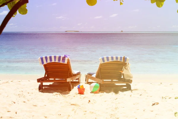 Deux chaises sur la plage tropicale — Photo