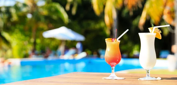 Two cocktails on luxury tropical beach resort, panorama — Stock Photo, Image