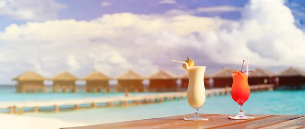 Två drinkar på lyxiga beach resort, panorama — Stockfoto