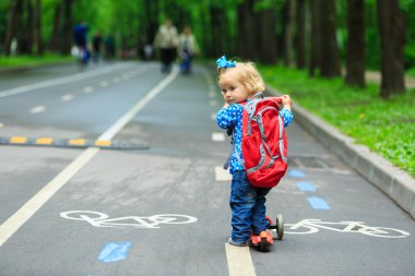 sevimli küçük kız sürme scooter Şehir Parkı