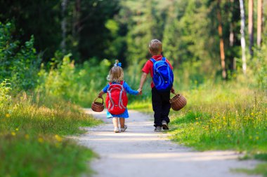 küçük erkek ve kız ormanda toplama mantar oluyor