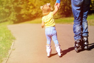 küçük kızı paten için öğretim baba