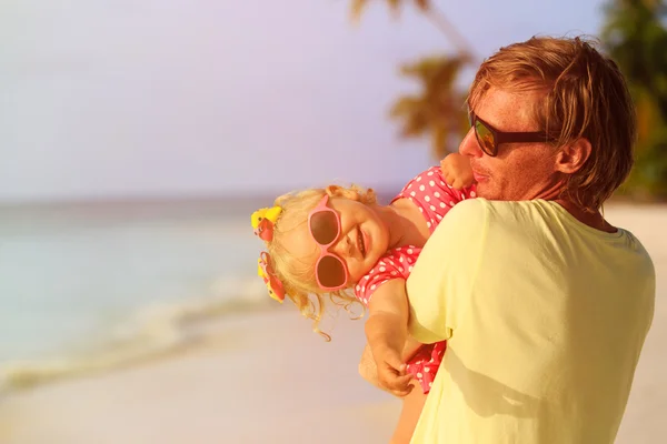 Padre y linda hija pequeña en la playa — Foto de Stock