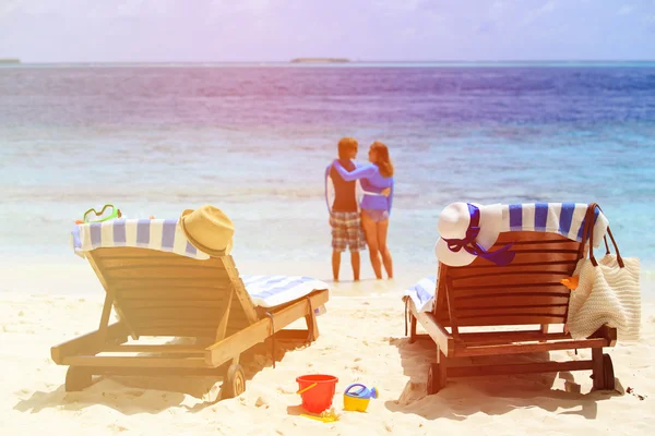 Couple heureux se détendre sur une plage tropicale — Photo