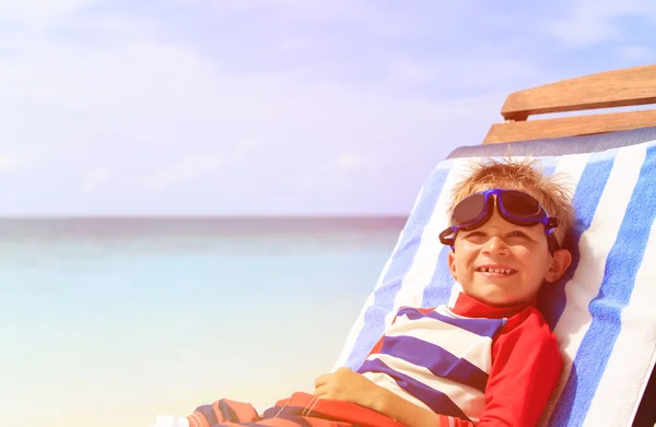 Menino relaxado na praia de verão — Fotografia de Stock