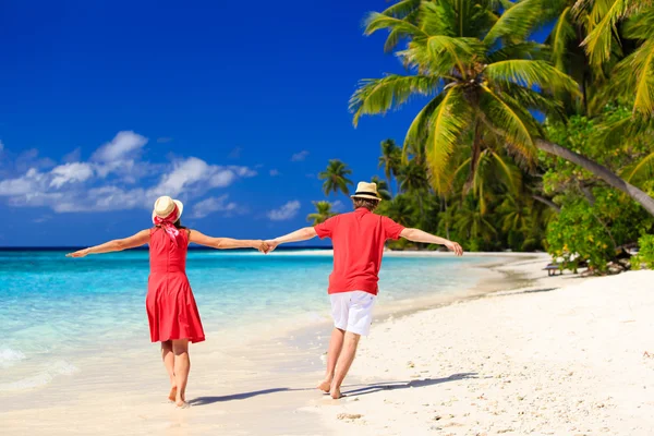 Feliz pareja amorosa en la playa tropical — Foto de Stock