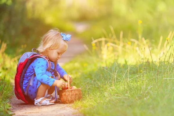 Linda niña que va al picnic en el bosque — Foto de Stock