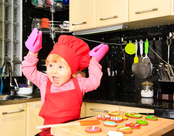 在厨房里做复活节饼干的小女孩 — 图库照片