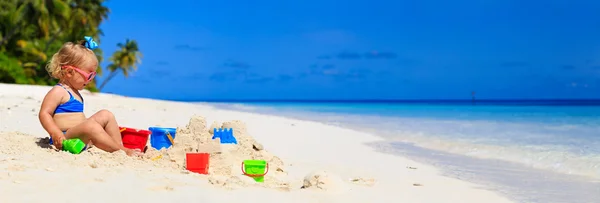 Aranyos kis lány játszani a homok a tengerparton — Stock Fotó