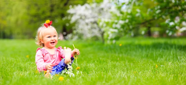 Gadis kecil yang lucu bahagia menikmati musim semi alam, panorama — Stok Foto