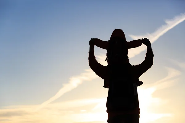 Silhouette of father and little daughter at sunset — Stock Photo, Image