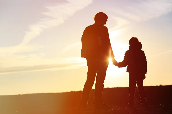 Pai e filho viajam ao pôr do sol — Fotografia de Stock