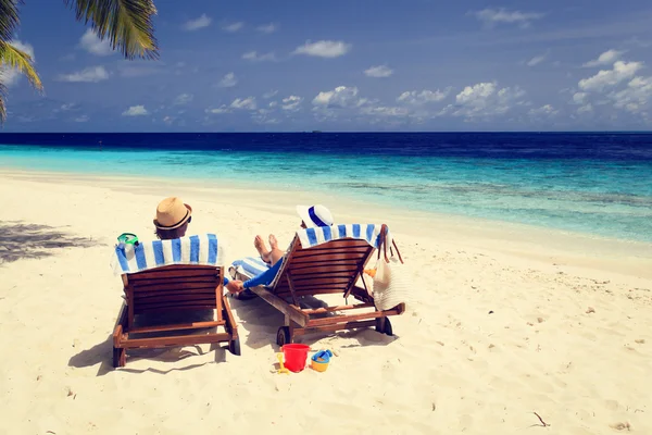 Coppia felice rilassarsi su una spiaggia tropicale — Foto Stock