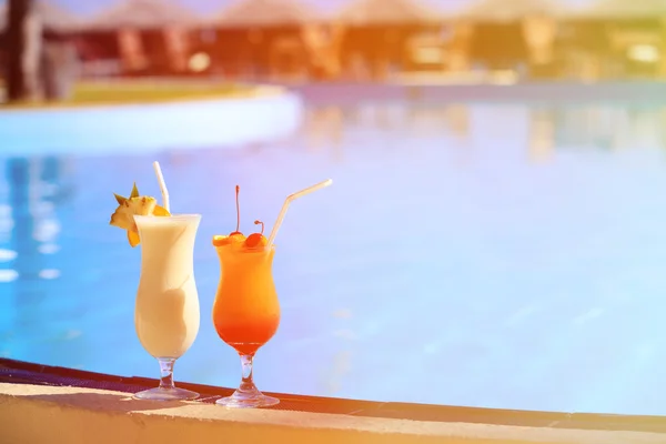 Two cocktails on tropical beach resort — Stock Photo, Image