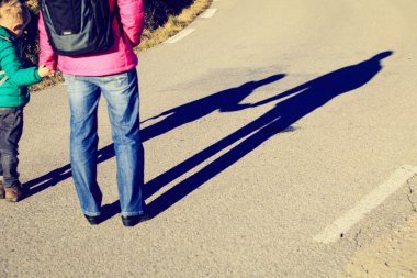 Anne ve oğlu yolda gölgeler