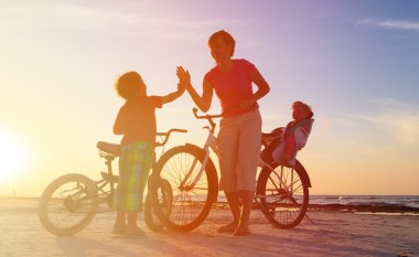 gün batımında bisikleti çocuklarla mutlu anne