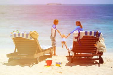 küçük kızı kumsalda oynarken ile aile