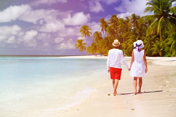 Feliz pareja amorosa caminando en la playa tropical — Foto de Stock