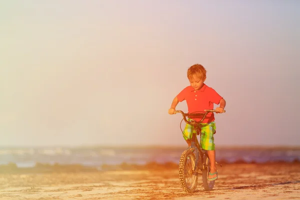 Menino andando de bicicleta na praia — Fotografia de Stock