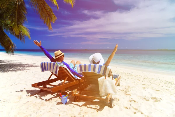 Счастливая пара отдыхает на тропическом пляже — стоковое фото