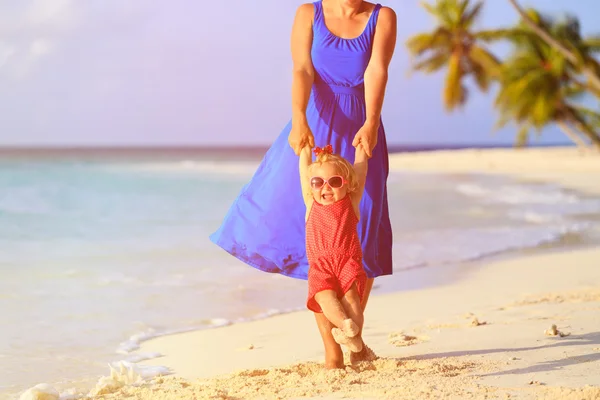 Moeder en dochter spelen op strand — Stockfoto