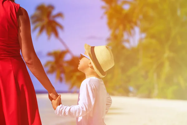 Madre e figlio che si tengono per mano sulla spiaggia — Foto Stock