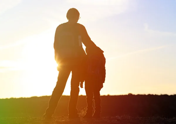 Vater und Sohn reisen bei Sonnenuntergang — Stockfoto
