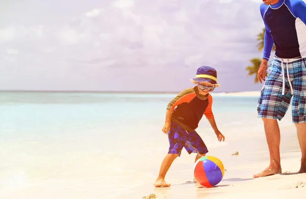 Father and son playing ball at beach — Stock Photo, Image