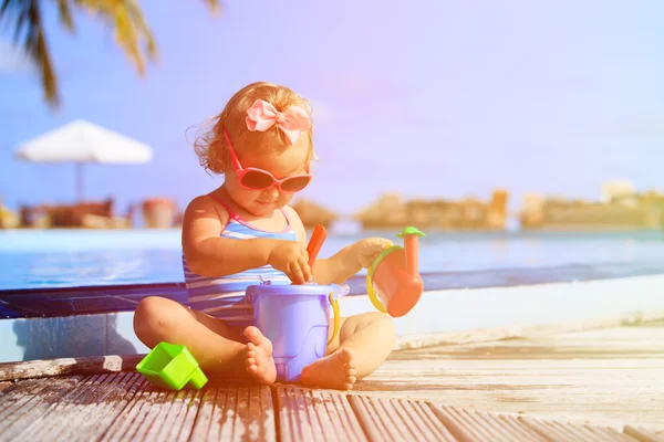 Cute little girl playing in swimming pool at beach — Stock Photo, Image