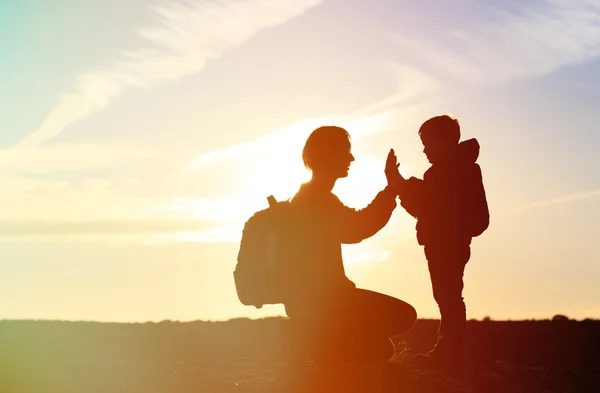 Padre e hijo viajan al atardecer — Foto de Stock