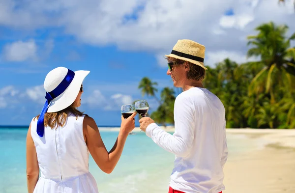Kumsalda şarap içme mutlu sevgi dolu Çift — Stok fotoğraf