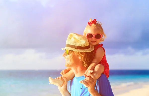 Père heureux et petite fille mignonne à la plage — Photo