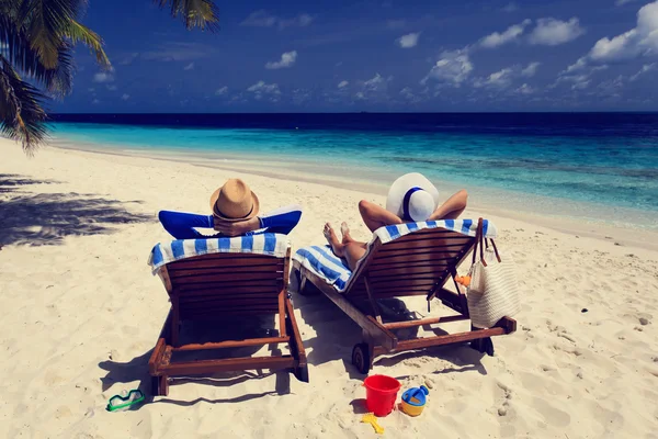 Coppia felice rilassarsi su una spiaggia tropicale — Foto Stock