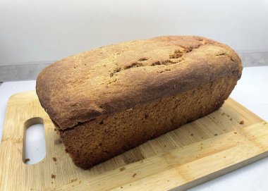 Ahşap kesim tahtası üzerinde taze pişmiş ev yapımı ekmek kırsal mutfak konsepti. Yüksek kalite fotoğraf