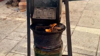 Kestaneler suya batar ve sokak ızgarasında kızarır.