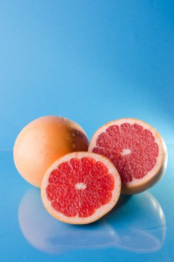Mavi arka plan üzerinde greyfurt
