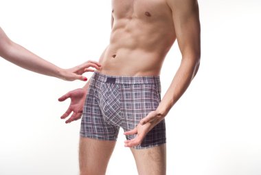 Sıyırma erkek boksörler tek elle bir kadın için