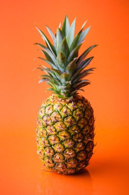 Atış ananas portakal arka planda, dikey