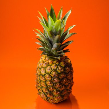 Ananas portakal arka planda, kare