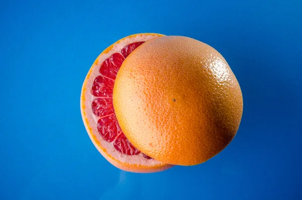 Toranja fatiada inteira em um fundo azul, tiro horizontal de cima — Fotografia de Stock