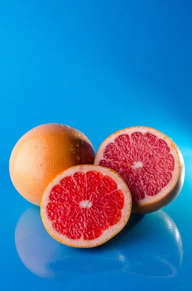 Toranja em fatias inteiras em um fundo azul, tiro vertical — Fotografia de Stock