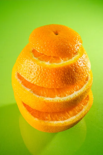 Čerstvá Pomerančová kolečka na zeleném pozadí, vodorovné zastřelil — Stock fotografie