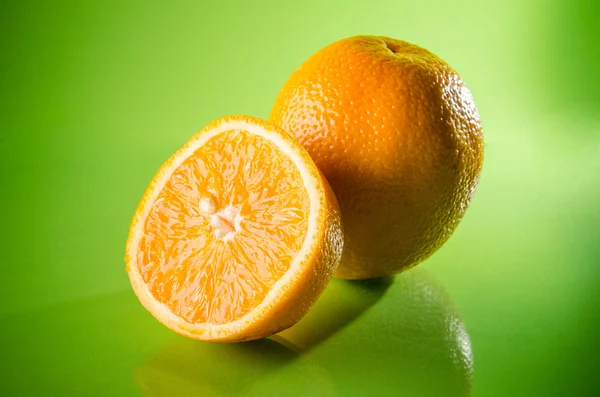 Frutas de laranja, tangerina ou tangerina isoladas sobre fundo verde, tiro horizontal — Fotografia de Stock