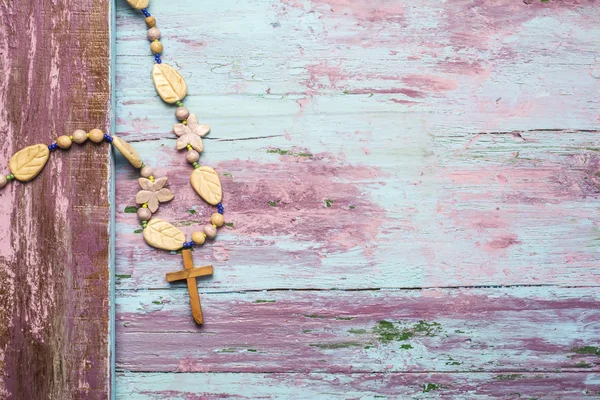 Crucifijo fondo de madera — Foto de Stock