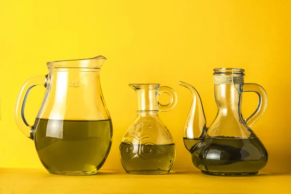 Olivové oleje žluté pozadí — Stock fotografie