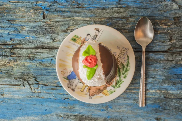 Bolo de merengue na mesa rústica — Fotografia de Stock